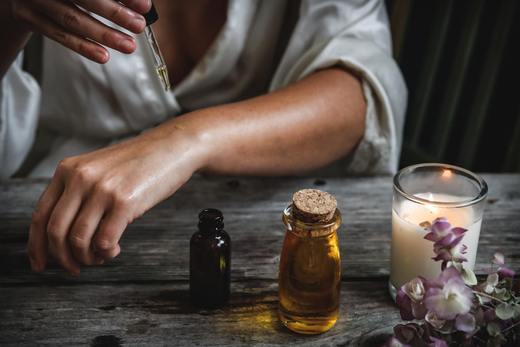 Une bombe vitaminée au parfum suave - Pourquoi l'huile d'amande est-elle bonne pour la peau ?